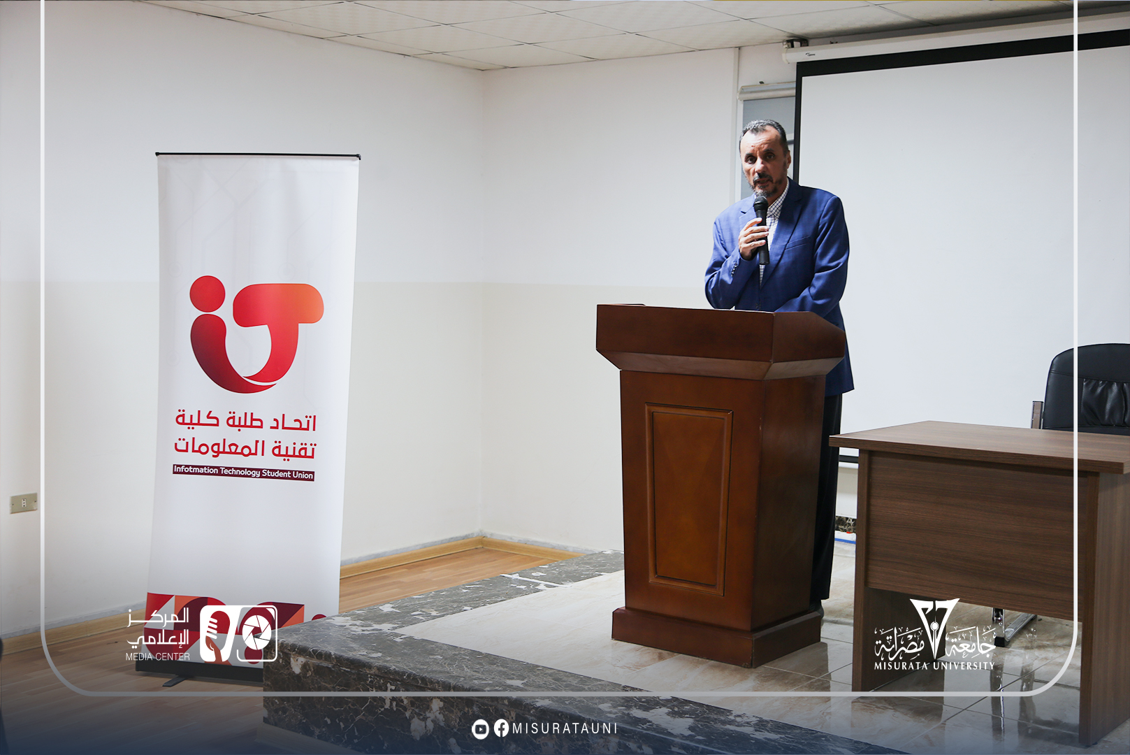 (Introductory meeting for new students at the College of Information Technology)
                     width=